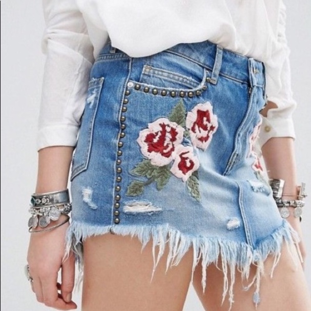 Free People Ladies Wild Rose Embroidered Floral Denim Stud Skirt waist 24, 27